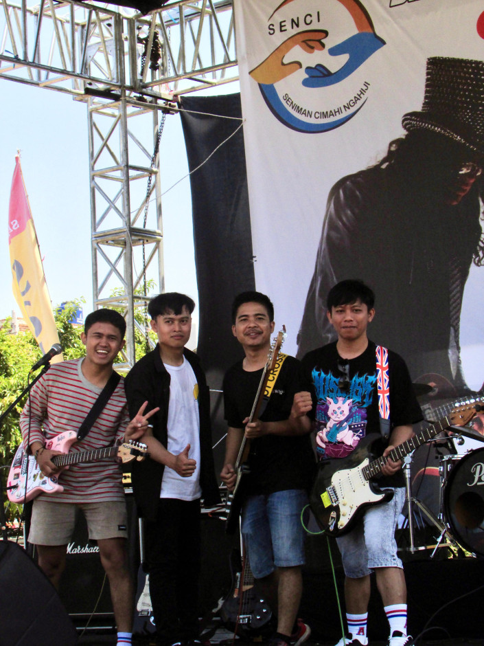 LOWLOGIC Photo