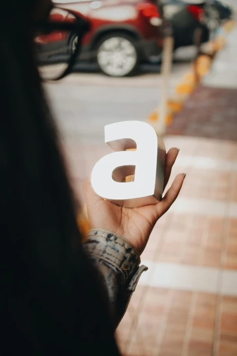 Huruf 3D Mengulang Sejarah dan Jadi Identitas Visual Baru