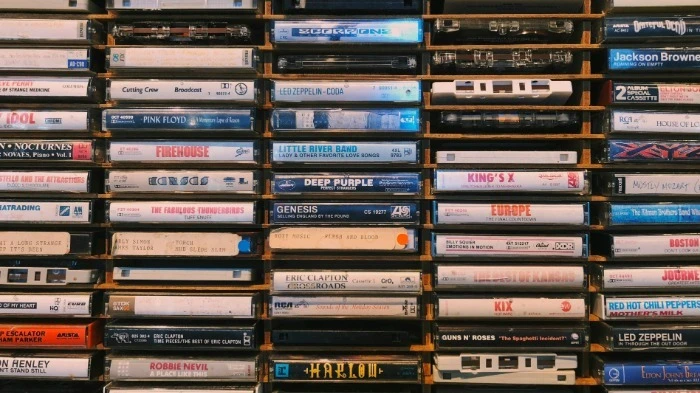 Mendengarkan Musik di Internet, Merayakannya Melalui Rilisan Fisik