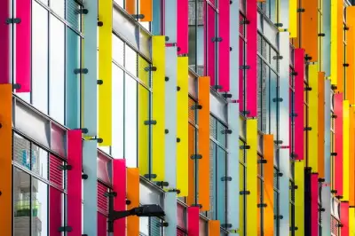 Dua Kutub Visual 2026: Antara Kejujuran yang Tenang dan Warna yang Berteriak