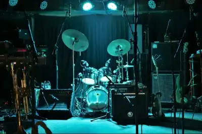 Jangan Sampai Masuk Blacklist Backstage! Ini Etika Dasar Kalau Mau Pinjam Alat Musik