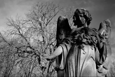 Ngeri Tapi Filosofis! Ini Elemen Dark Art yang Bikin Visualnya Auto “Dalem”