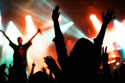Jangan Jadi Penonton Kaku! Ini Survival Guide Buat Lo yang Baru Pertama Kali Nonton Konser Band