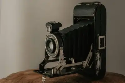 Mau Video Lo Kelihatan Jadul Banget? Ini 3 Ciri Khas Gaya VHS yang Bikin Auto Nostalgia