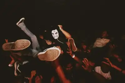 Kelihatan Brutal, Tapi Ada Aturannya! Ini Penjelasan Moshpit Buat yang Belum Pernah Ngerasain