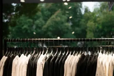 Online Shop vs Distro Fisik: Apa yang Sebenarnya Hilang Saat Semua Pindah ke Digital?