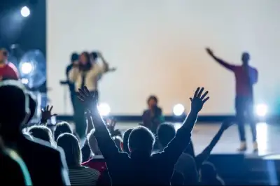 Hal-Hal Gila yang Dilakuin Komunitas Fans Demi Band Favorit Mereka