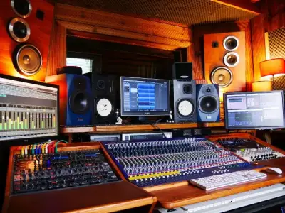 Bukan Cuma Gear Mahal! Ini Hal-Hal yang Cuma Bisa Lo Rasain di Studio Profesional