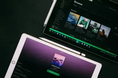 Playlist Buat Berbagai Mood Malam yang Pasti Pernah Lo Alamin
