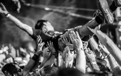 Pro Kontra di Balik Crowd Surfing: Antara Kenyamanan Menonton Konser, dan Bentuk Ekspresi Diri