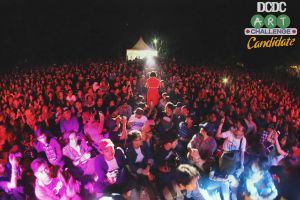 Sari Sartje, vokalis dari White Shoes &amp; The Couples Company bernyanyi di antara penonton saat Folk Music Festival