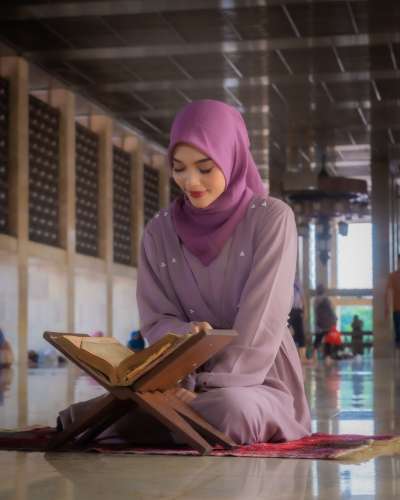 Wanita Muslimah mengaji 