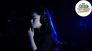 Wanita dalam gelap