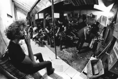 Foto Farri Icksan dan anggota THE S.I.G.I.T. lainnya yang diambil di belakang panggung setelah pertunjukan