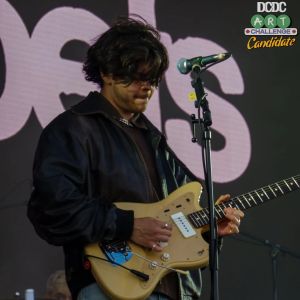 Melodi di Bawah Sorotan Panggung